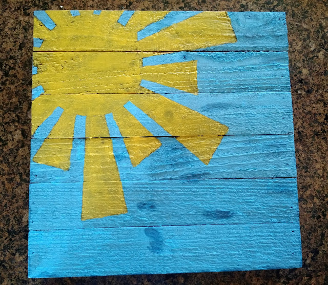 Summer Pallet Art--a fun and easy way to brighten up your home for the summer!