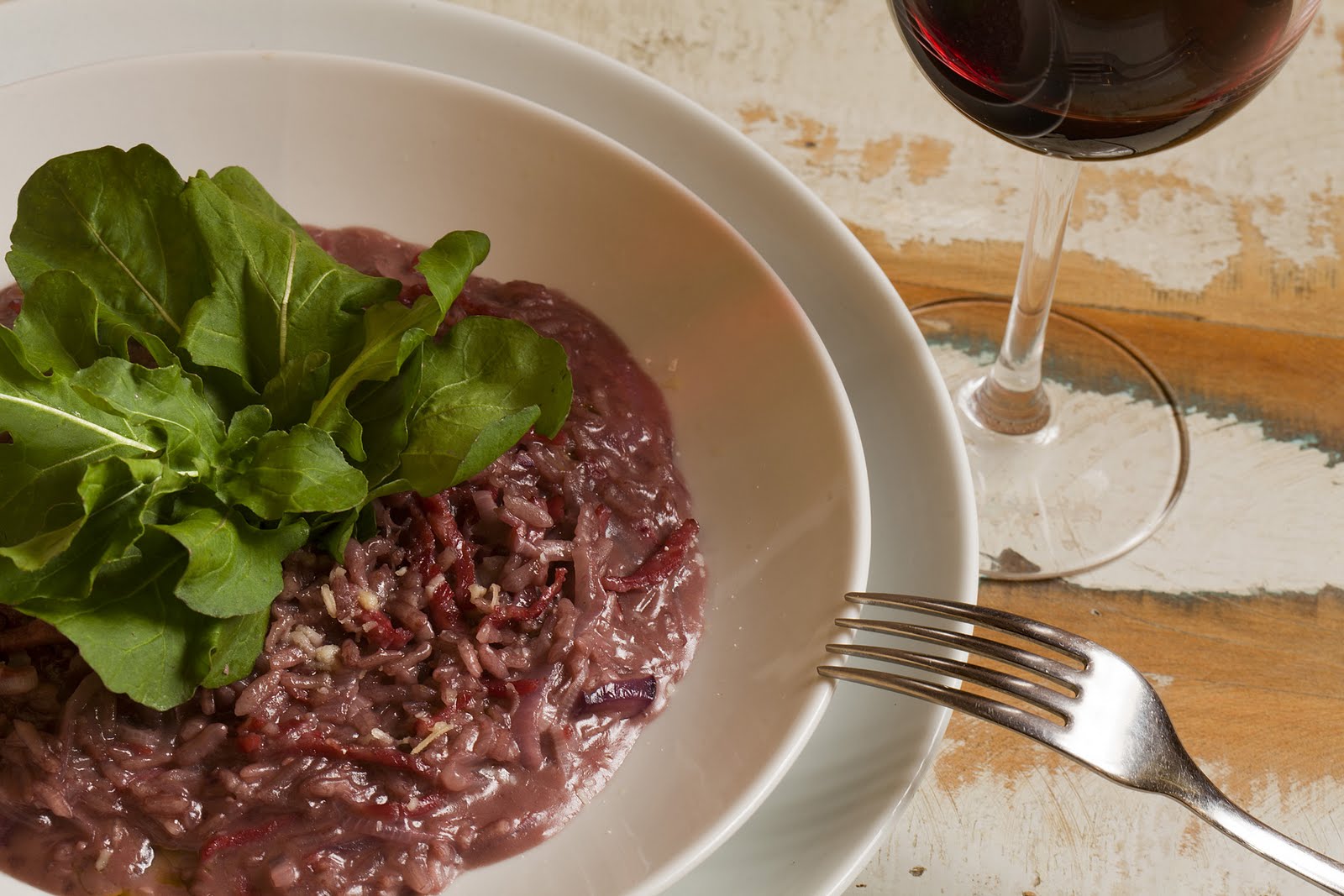 COZINHA COM ESTILO Risoto de pastrami com cebola roxa, rúcula e vinho