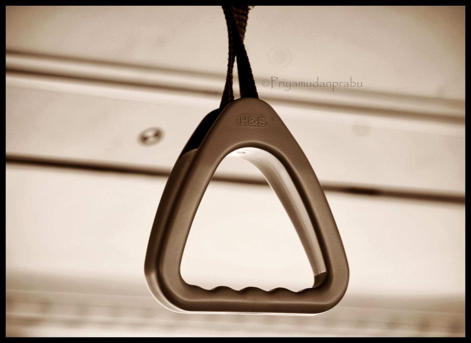 பிரியமுடன் பிரபு புகைப்படங்கள்(HAND GRIP IN SINGAPORE BUS Photography)