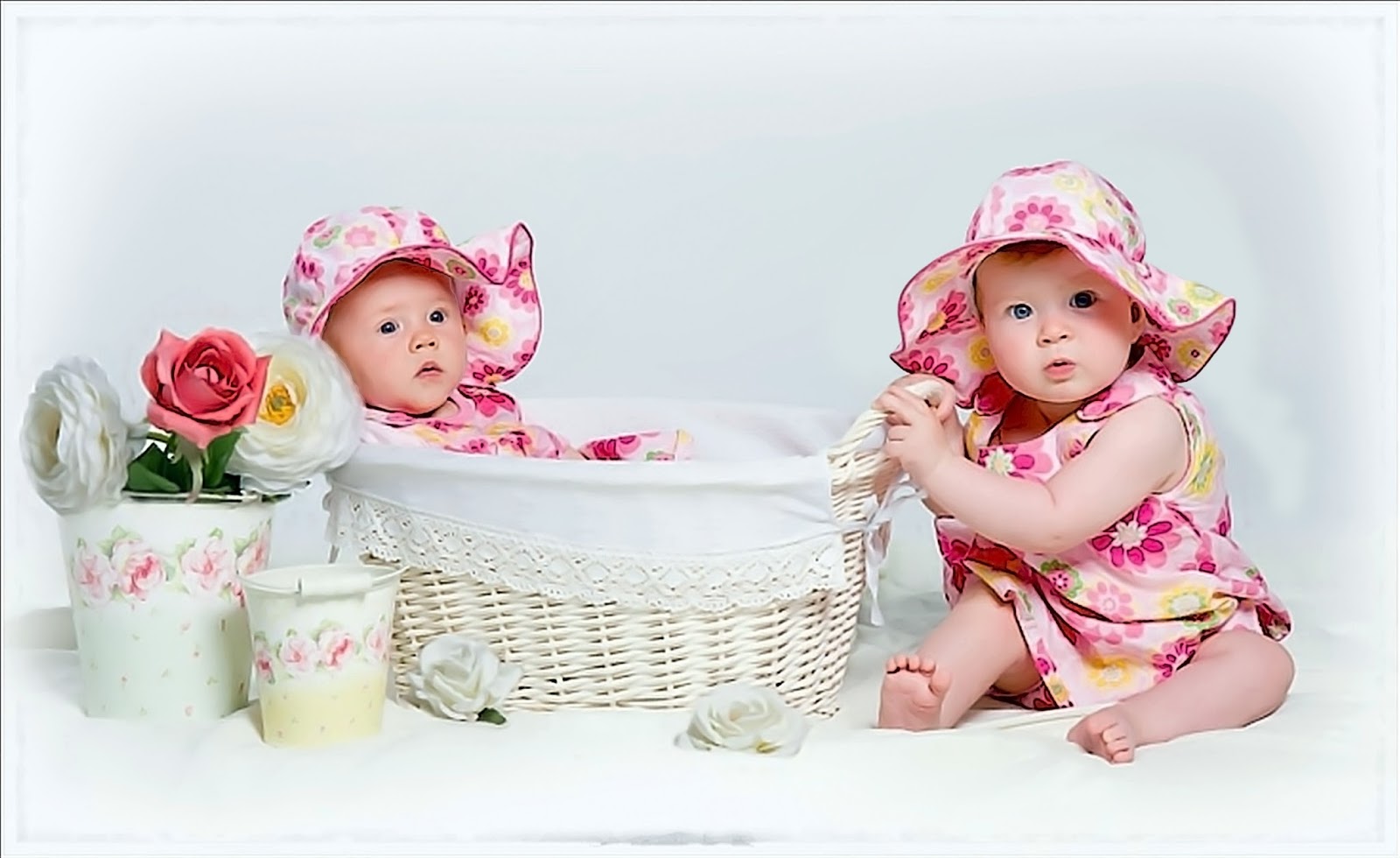 Растите красивыми и счастливыми. С днем рождения дочек близнецов. Поздравление двойняшек с днем рождения 2 года. Картинки с рождением близнецов девочек. Расти здоровенькой и красивой девочкой.