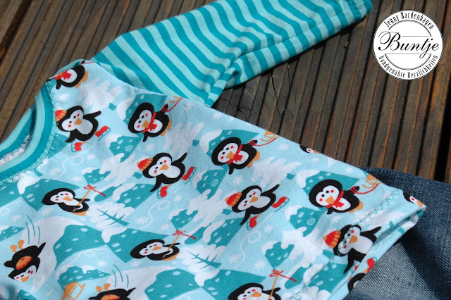  handmade nähen Baby Kombi 50/56 Jersey Shirt amerikanischer Ausschnitt Jeans Gummizug Farbenmix Zwergenverpackung Räuberhose Buntje recycelt Lillestoff Penguins Pinguine Winter