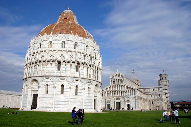 El Baptisterio de Pisa al frente