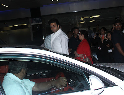  Abhishek Receives Aishwarya and daughter Aradhya Bachchan on Airport