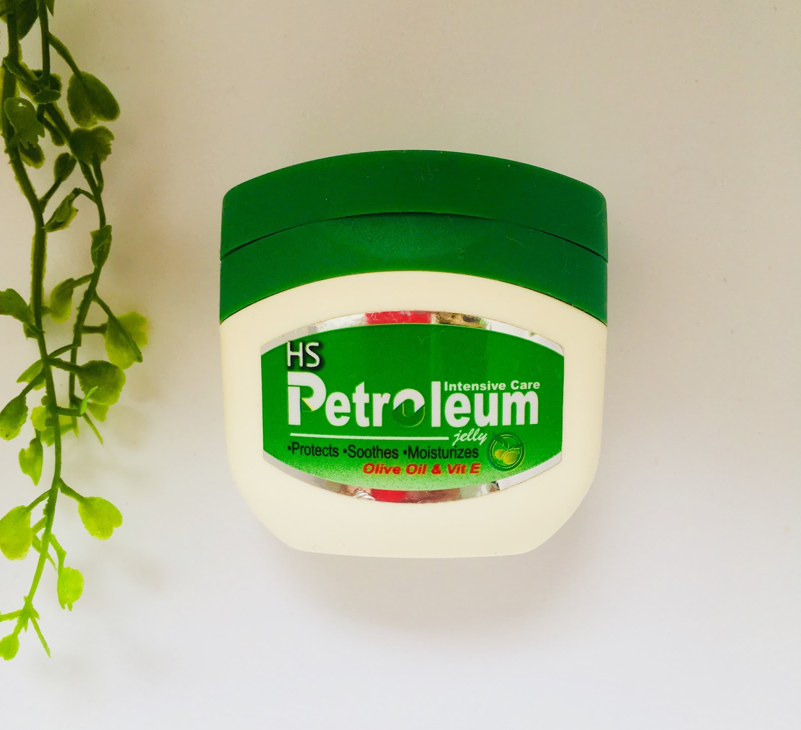 Review Lip Balm Dan Petroleum Jelly Atasi Masalah Bibir Kering Menggelupas