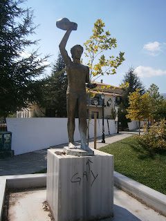 μνημείο πεσόντων στο στρατιωτικό νεκροταφείο Φλώρινας