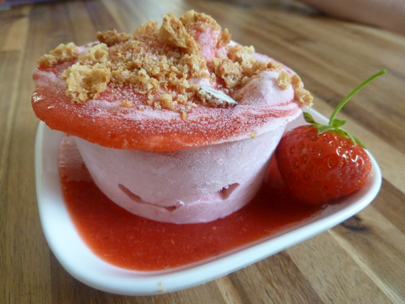 Überall &amp; Nirgendwo: Erdbeer-Mascapone-Joghurt-Eis mit Amarettinibröseln
