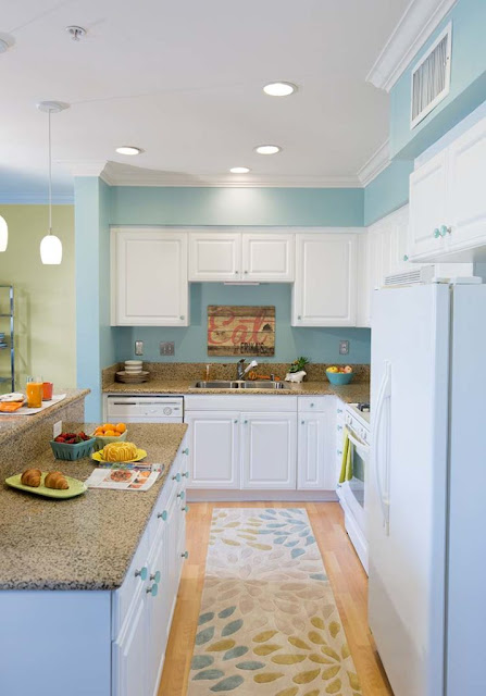 Kombinasi warna cat dinding biru pada dapur Telur Asin
