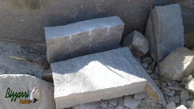 Pedra para escada de pedra sendo pedra folheta na cor meio azulado com tamanhos variados ou pedra sob medida, por exemplo, 30x50 cm, 30x75 cm, 30x100 cm.