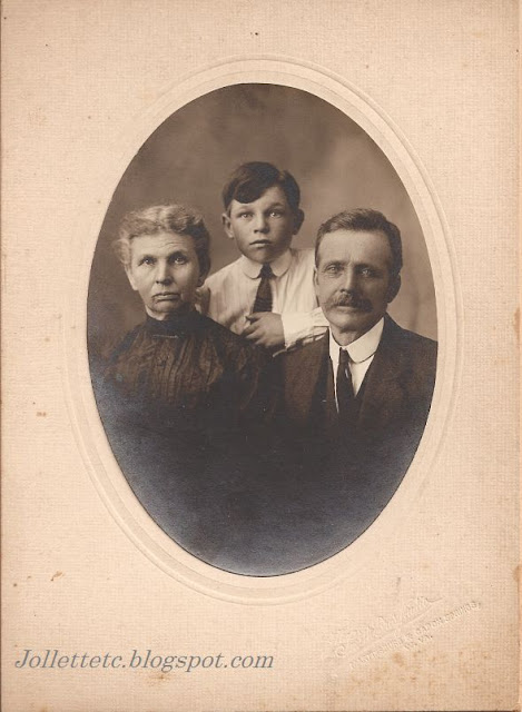 Unidentified family in collection of Jollett, Davis, Ryan, Woodring, Rucker photos