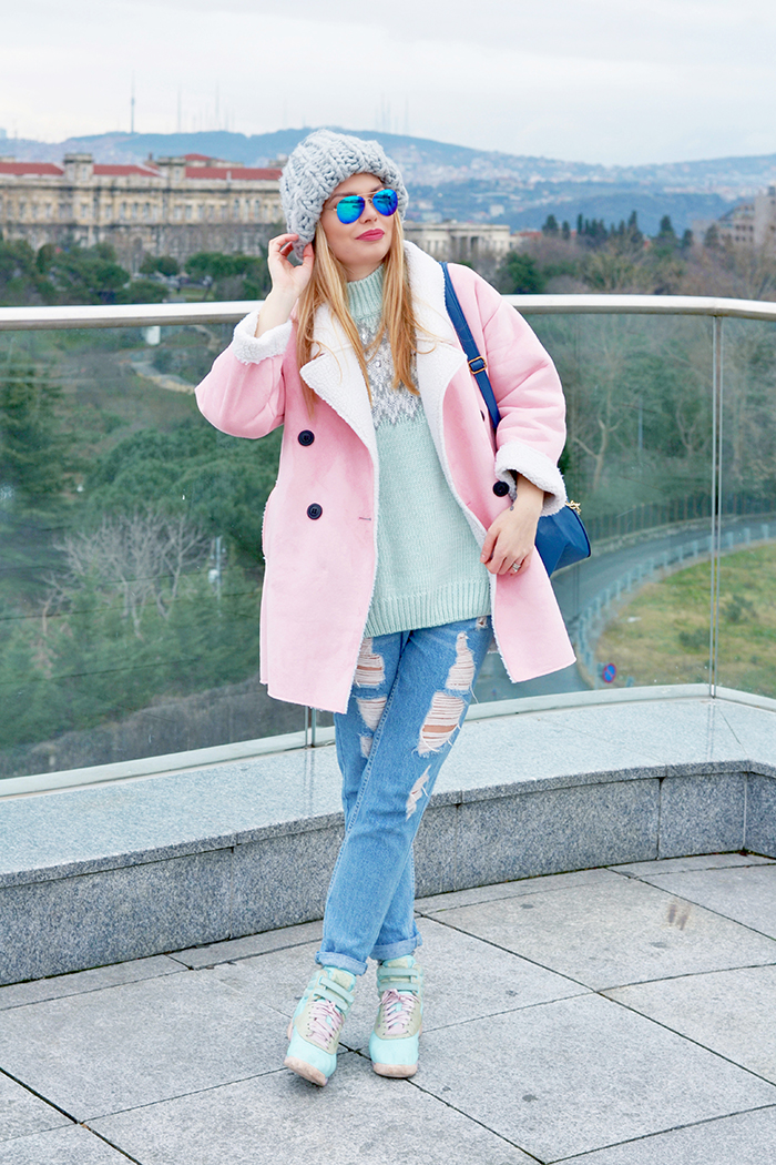 Розовое пальто шапка. Пальто розовое с голубым. Кепка розовая с пальто. Синяя куртка с розовой шапкой. Шапка к голубой куртке.
