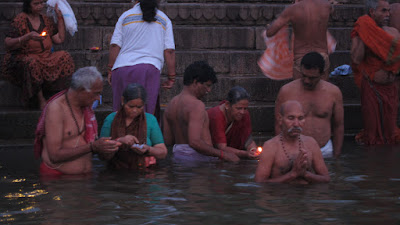 main-ghat-gente-rezando-agua