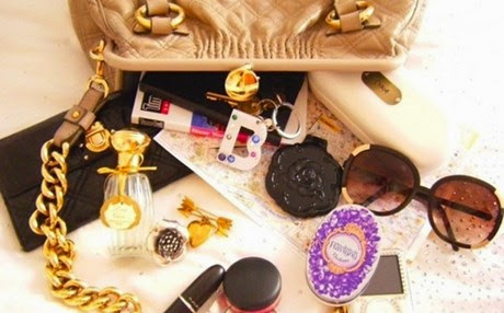 Τι έχουν οι κυρίες των ζωδίων μέσα στην τσάντα τους