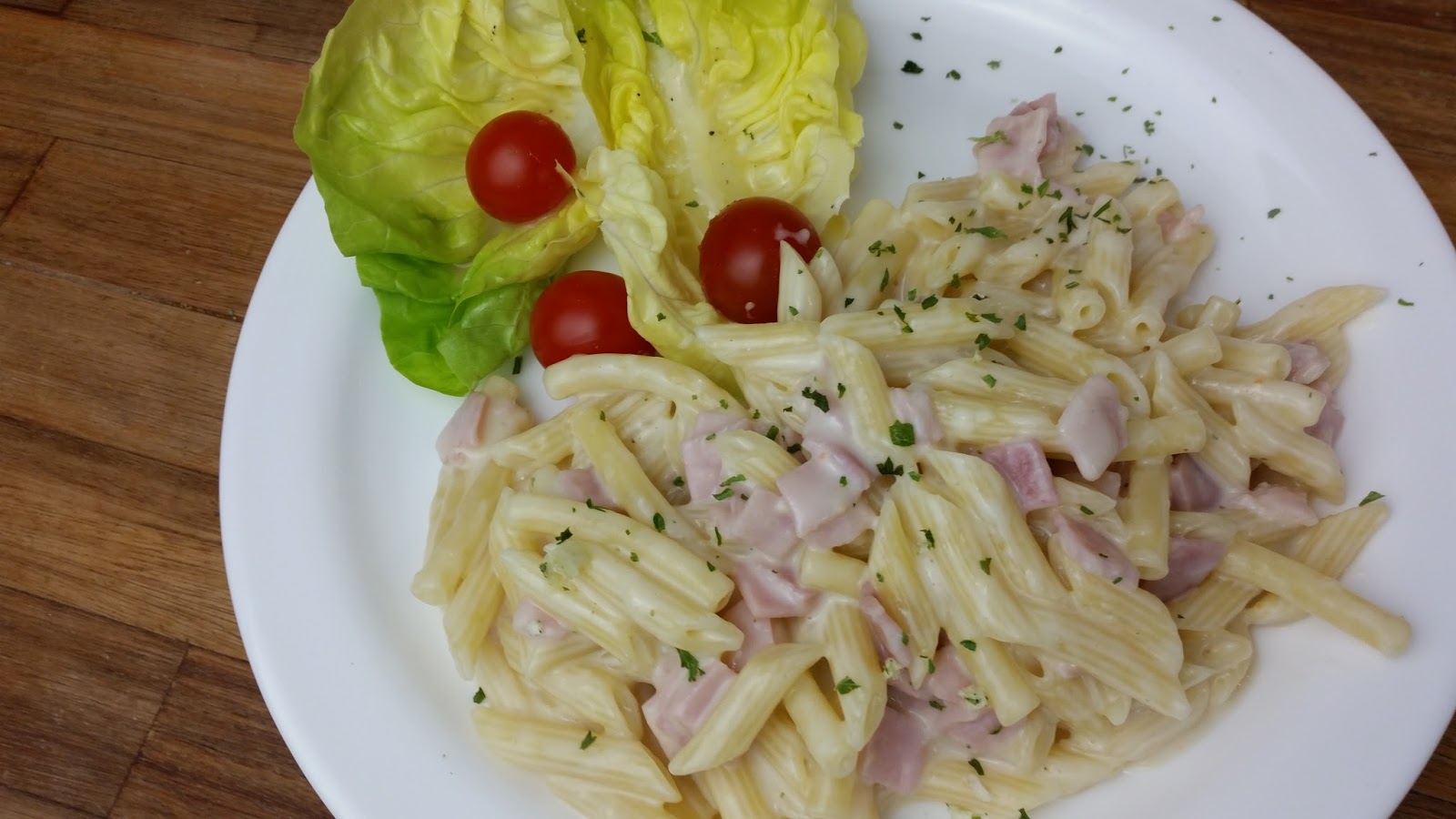 Makkaroni mit Käsesoße und Schinken - lecker mit Salat