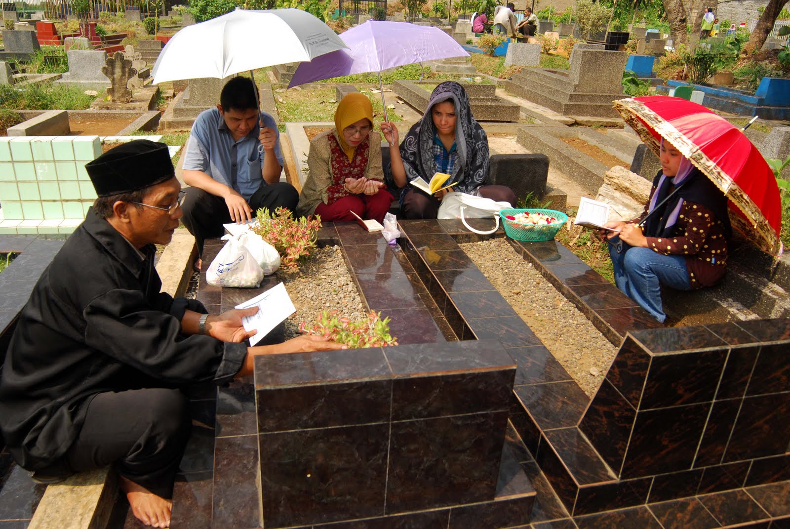 DASAR HUKUM ZIARAH KUBUR Bumiaji Panatagama