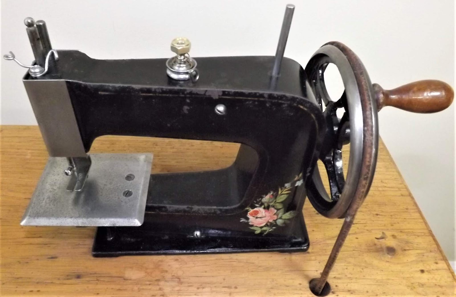 ANTIQUE and VINTAGE SEWING MACHINES WANTING a NEW HOME!! CHILD'S TOY
