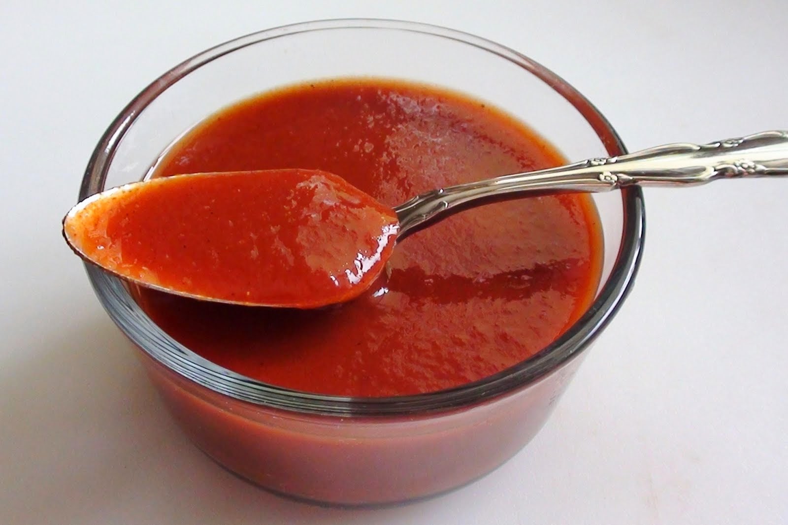 Лук томатная паста масло. Соус красный основной. Соусi. Томатный соус. Помидорный соус.