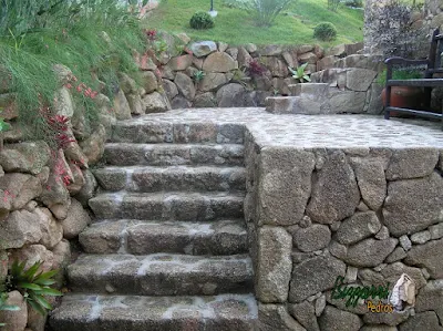 Escada de pedra, com pedra moledo e o muro de pedra rústico.