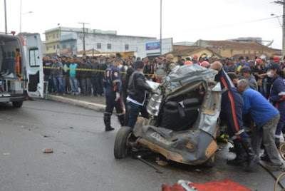 Caminhão desgovernado atinge carros no trânsito e mata mulher em Conquista