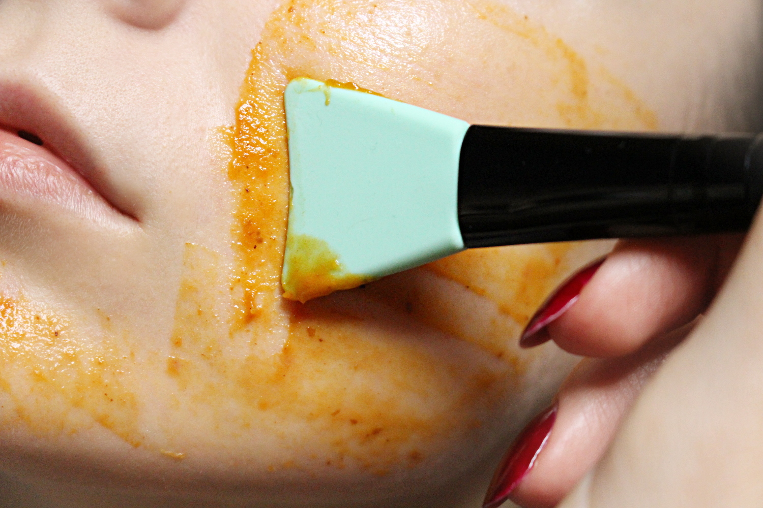 blogger Liz Breygel shows how to apply face mask on to a face with a silicone brush