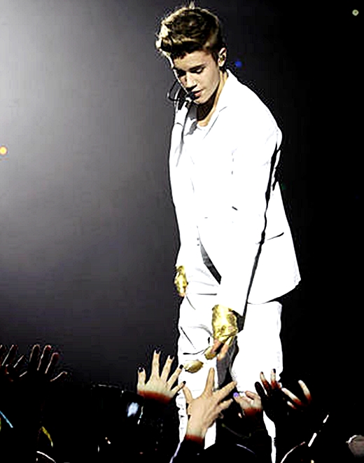 Justin Bieber: Justin Bieber Giving his Sun Glasses to Lucky Fan