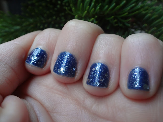dust nail polish over blue nail polish