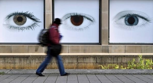 Harry Potter y el efecto de la capa invisible. Imagen obtenida de: http://3.bp.blogspot.com/-lh4cgxFnRWg/UiXw0B9dzhI/AAAAAAAABb4/uXXYhIKMP18/s1600/aaaObservados.jpg