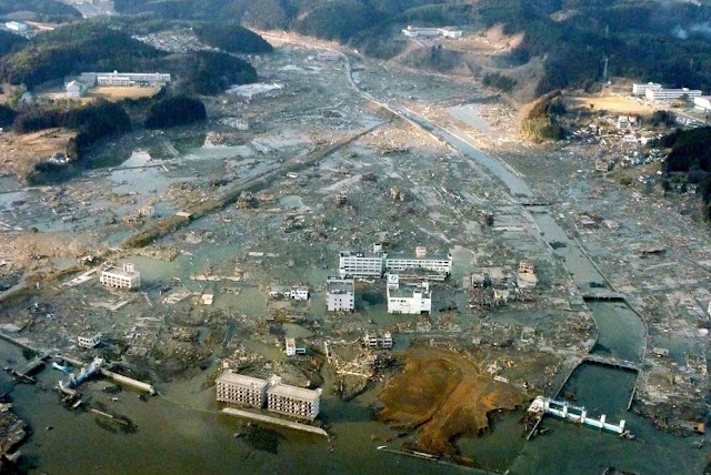 Tsunami arrasando ciudad en Japón