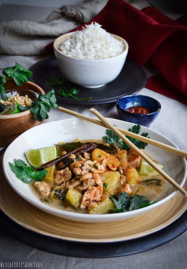 PLATO NEGRO CON CURRY, FONDO TELA BEIGE, TRAPO ROJO, SOMBRAS, PALILLOS CHINOS, BOL DE ARROZ