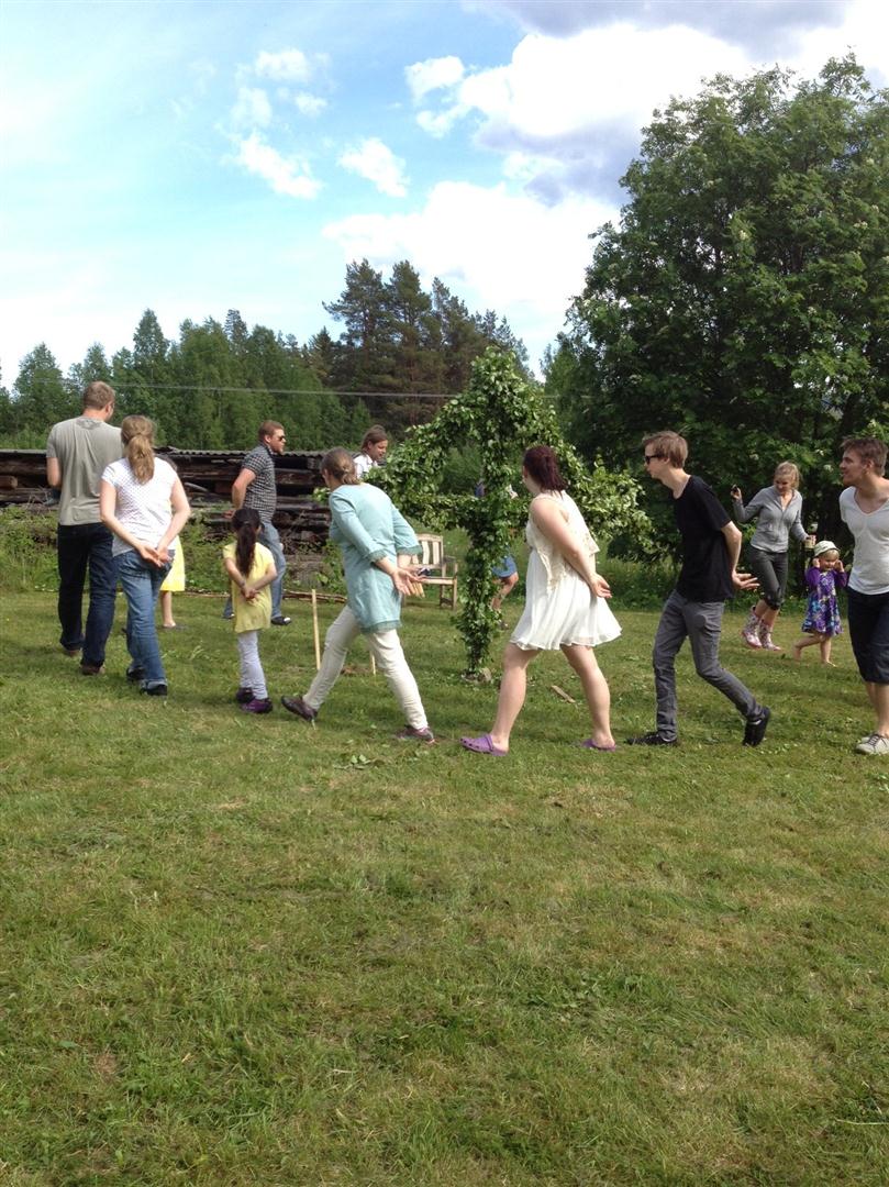 Mariehem i Skåne Midsommarfirande och takbyte med gammeldags