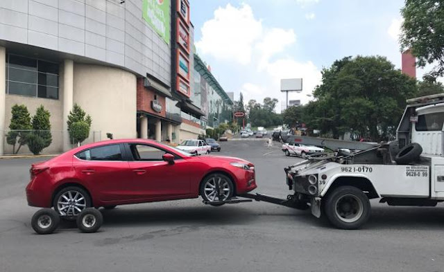 Cae en un bache del Edomex y ahora deberá pagar 27 mil pesos para reparar su auto 