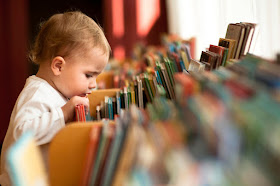 Польза от чтения художественной литературы есть, но заставлять ребёнка читать даже самые "правильные" книги не стоит. Лучше следовать за его интересами и развивать их