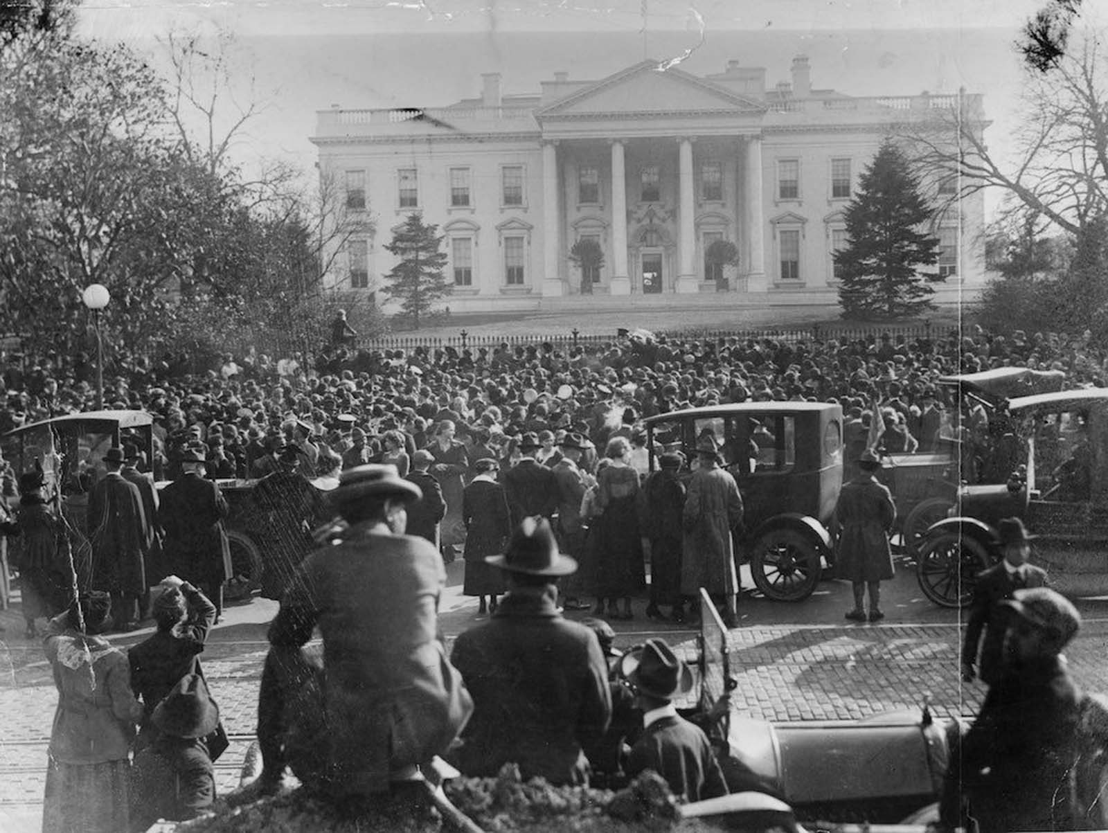 An Armistice scene outside the White House in Washington, D.C.