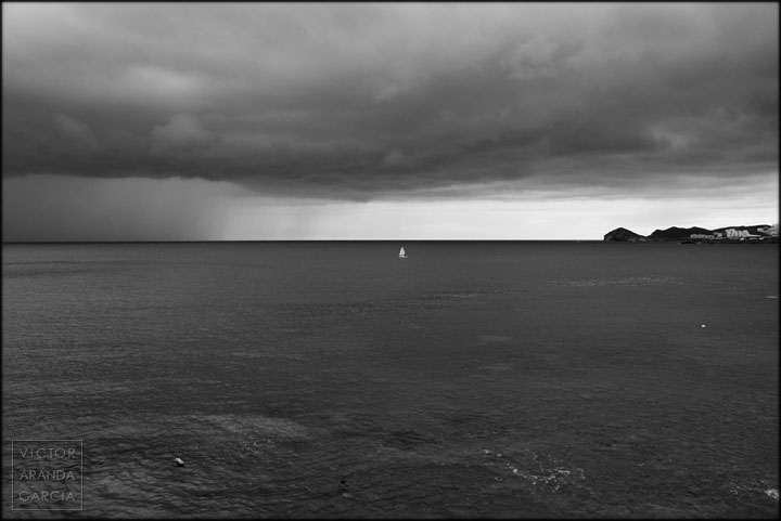 Sin título (Almería 2019) Un barco navegando entre la costa y la tormenta