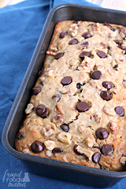 This family pleasing Oatmeal Chocolate Chip Cookie Banana Bread is chock full of hearty oats, gooey chocolate chips, & crunchy walnuts.