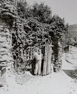 "Armando Reveron en su castillete"