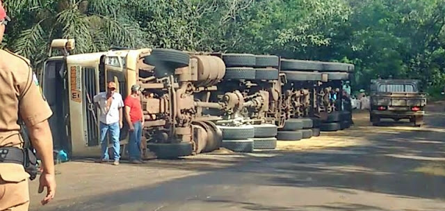 Iretama: Caminhão carregado com soja tomba e motorista fica ferido