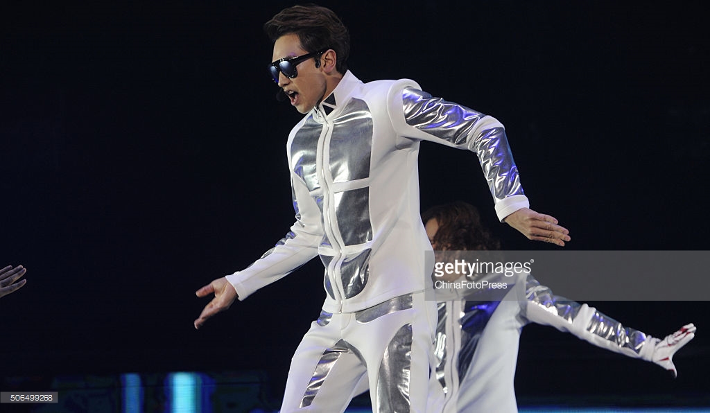 http://3.bp.blogspot.com/-llmC-iMFN08/VqXRFDy6c9I/AAAAAAABQto/pxrZQzl25Ks/s1600/south-korean-singer-rain-performs-onstage-during-his-concert-the-picture-id506499268.jpg