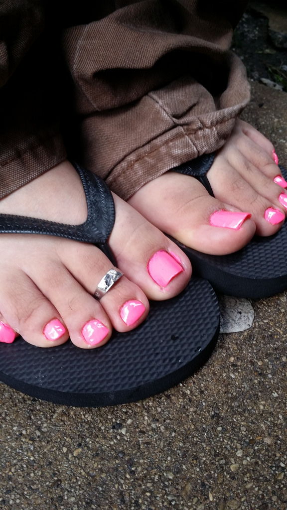 Pink toes!
