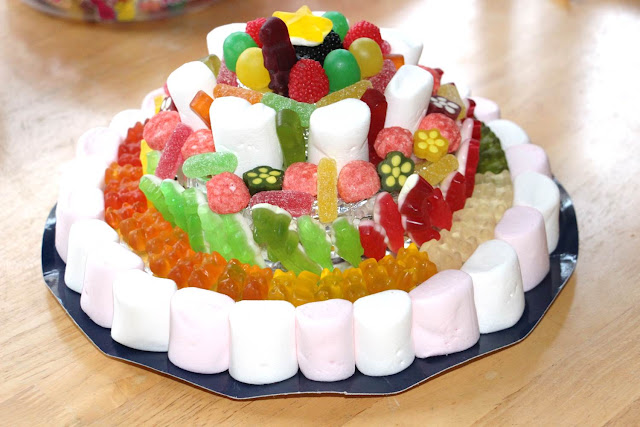Flo en cuisine: Construire un gâteau de bonbons {avec ce qu'on a sous