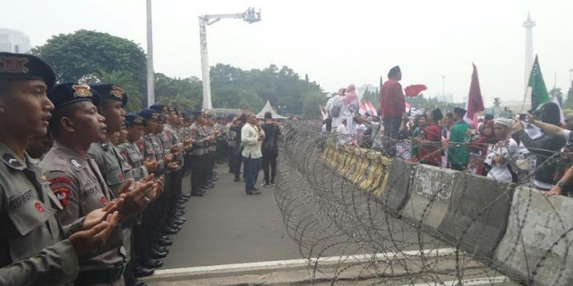 Hal Unik Ini Dilakukan Barisan Polisi Saat Hadang Demonstran didepan Istana Merdeka Hal Unik Ini Dilakukan Barisan Polisi Saat Hadang Demonstran didepan Istana Merdeka