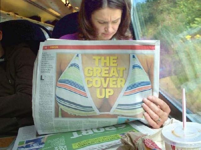Frau beim Zeitung lesen Bikini lustig