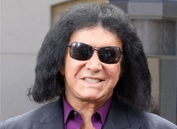 https://slog.thestranger.com/slog/archives/2014/04/04/does-gene-simmons-wear-a-rug