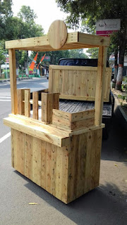 gambar model etalase jus dari kayu jati londo