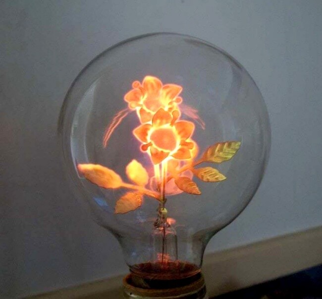 25 Breathtaking Pictures That Made Us Gasp - An ancient light bulb with a unique filament