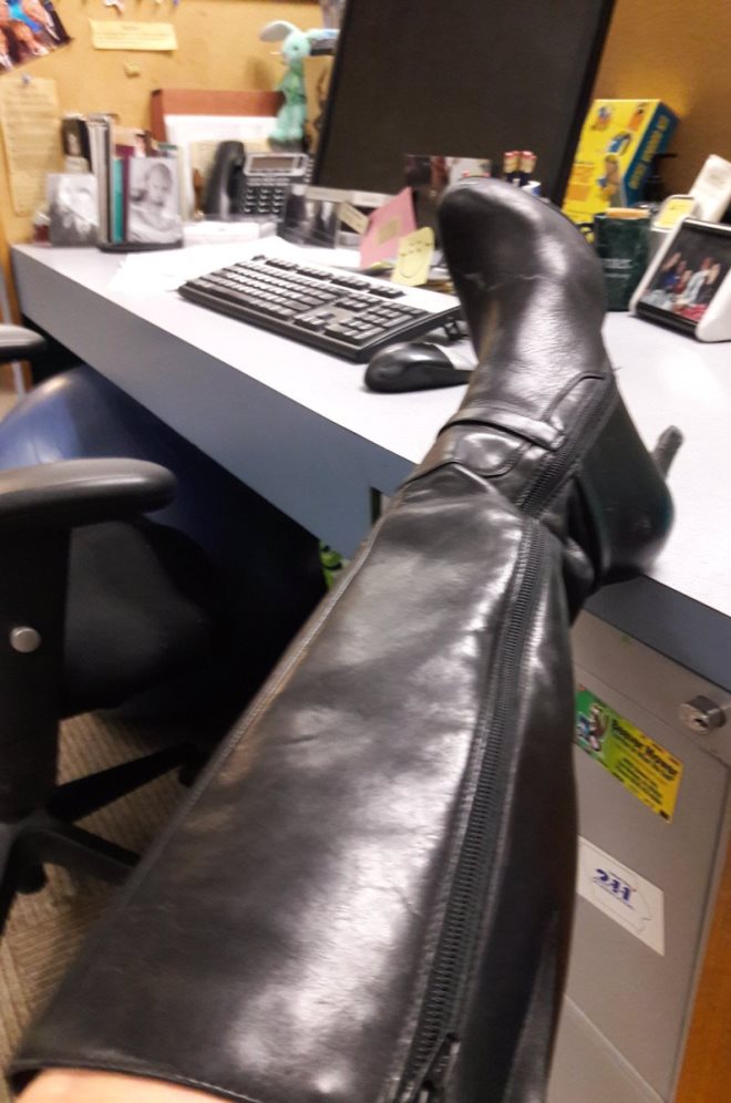 THE APPRECIATION OF BOOTED NEWS WOMEN BLOG BOOT SELFIES!!!