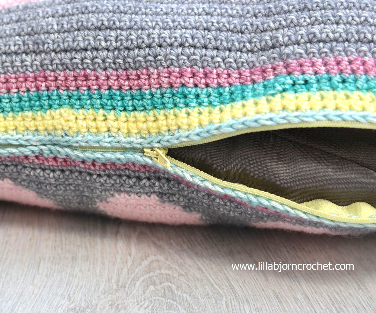 Crochet tapestry pillow cover with colorful circles. Free pattern by Lilla Bjorn Crochet