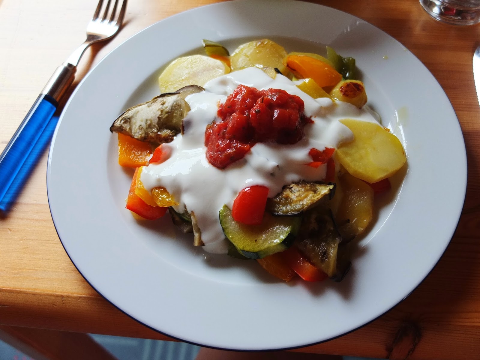 Mediterranes gebackenes Gemüse mit Joghurt und Tomatensoße