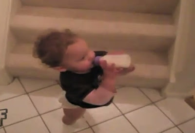 bebe resbala por las escaleras por su biberón