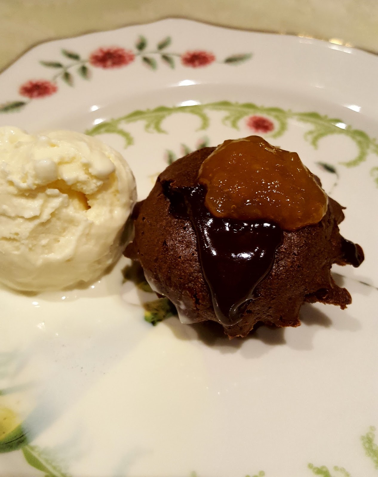 La Belle Auberge: Tortini caldi al cioccolato con salsa di albicocche e ...