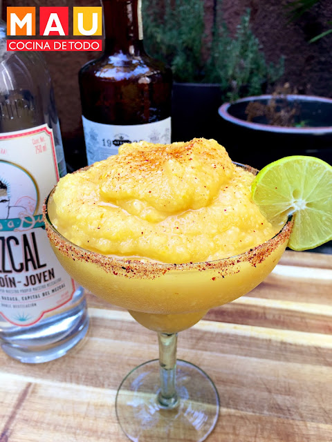 mezcalita de mango con chile ancho bebida con mezcal